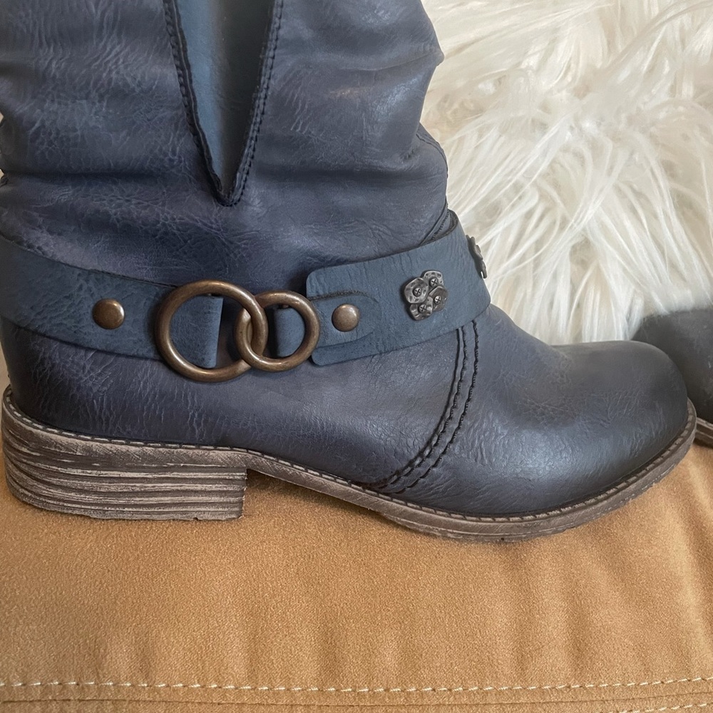 Hardly worn. Great condition. Leather.